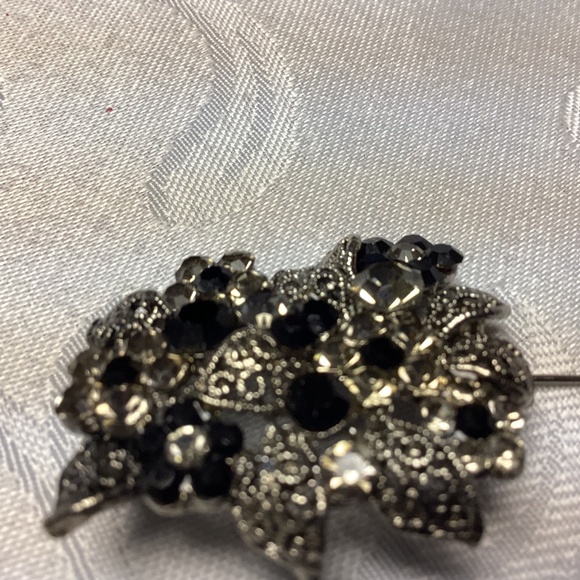VINTAGE. BLACK beautiful black brooch MOMS STUFF 🖤🖤🖤🖤🖤 - Picture 8 of 10